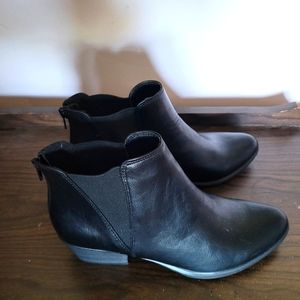Women's black boots size 8